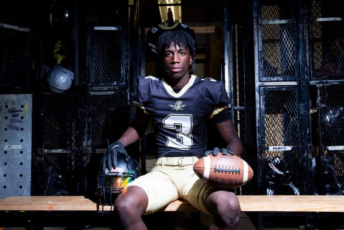 2025 WR Radarious Jackson during a photoshoot at Sheffield High School. (Photo by Chris Day of The Commercial Appeal)